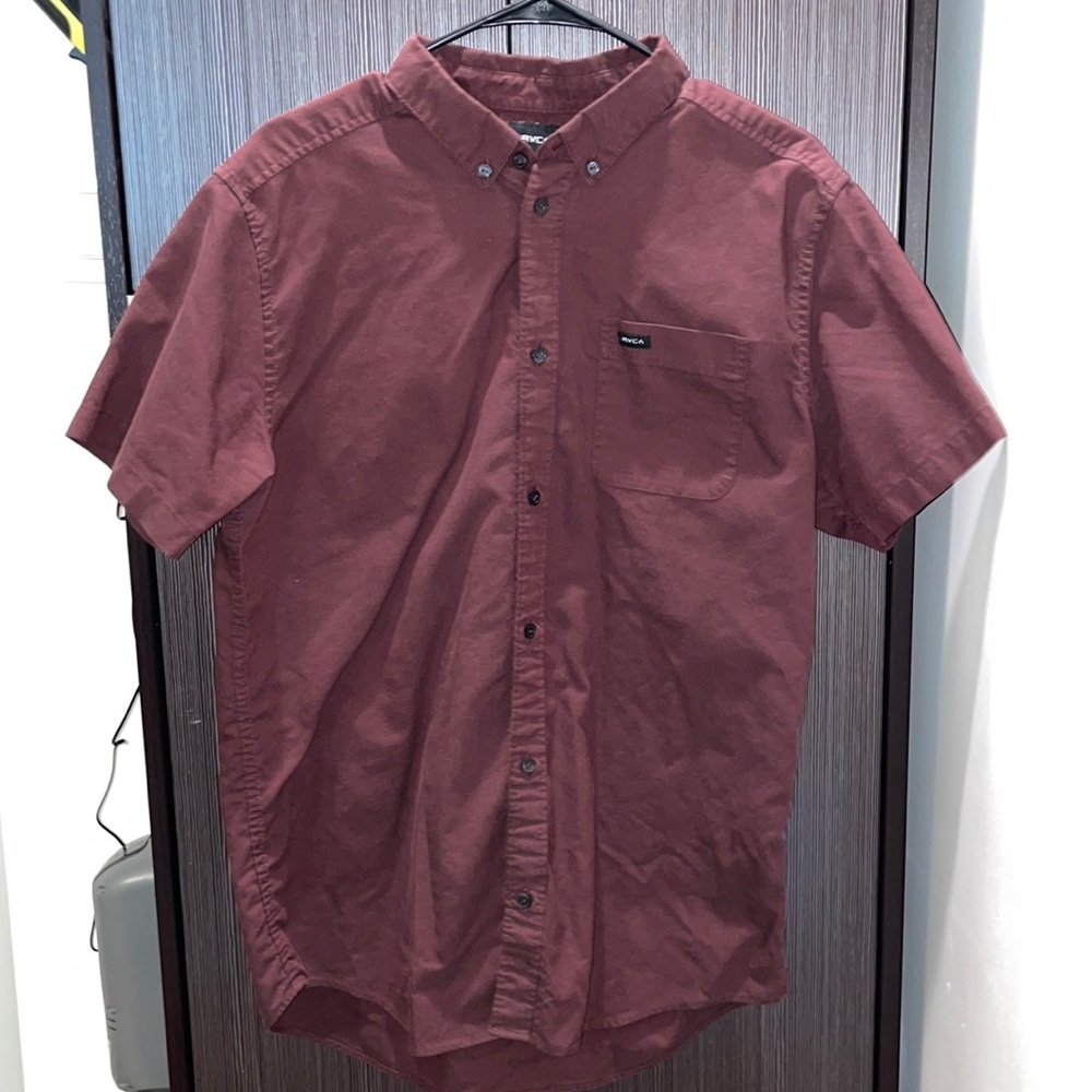 Men’s Maroon RVCA Slim Fit Button Up. Size L.